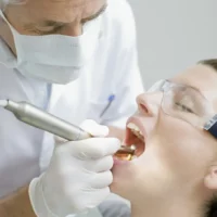 dentysta boruje zęba