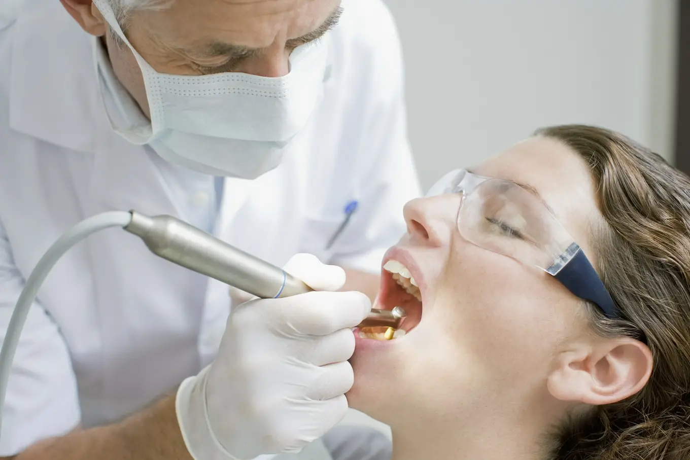dentysta boruje zęba