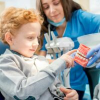 chłopiec na fotelu dentystycznym