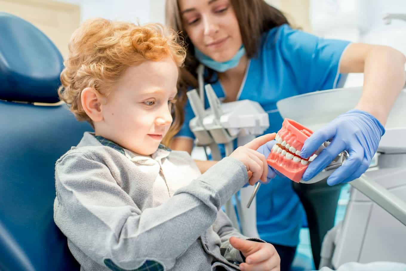 chłopiec na fotelu dentystycznym
